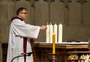 In der Lambertikirche entzündete Pfarrer Hans-Bernd Köppen eine Kerze für jedes Opfer. (Foto: Presseamt Münster)