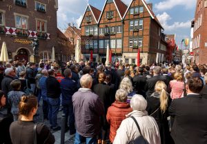 Hunderte zogen nach dem Gottesdienst zum Platz beim Kiepenkerldenkmal. (Foto: Presseamt Münster / MünsterView / Witte)