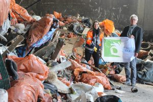 Sauberes Münster: Tina Mai und Patrick Hasenkamp von den Abfallwirtschaftsbetrieben Münster inmitten des zusammengetragenen Abfalls. (Foto: Stadt Münster)