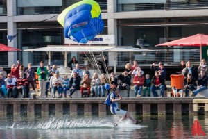 Zwei 4er-Teams an Fallschirmspringern landeten punktgenau im Hafenbecken (Foto: sg)