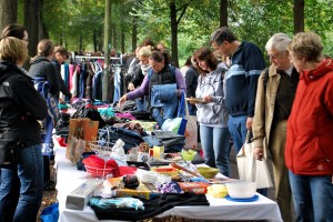 Stöbern auf dem Promenaden-Flohmarkt. (Foto: Halle Münsterland)