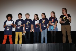 Die Kinderjury gemeinsam mit Leiterin Julia Behr (re.) (Foto: Cineplex)