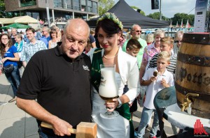 Schirmherr der Krebsberatungsstelle Leonard Lansink und Bierkönigin Verena (Foto: th)