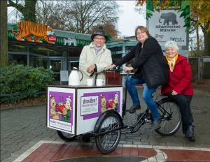 (v.l.:) Zoodirektor Jörg Adler, Sabrina Kipp,  Doris Goez (Foto: MünsterView / Witte)