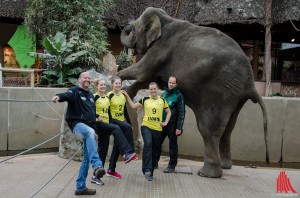 (v.l.): USC Trainer Axel Büring, Spielerinnen Linda Dörendahl, Irina Kemmsies, Alisha Ossowski, Revierleiter Michael Adler (Foto: th)