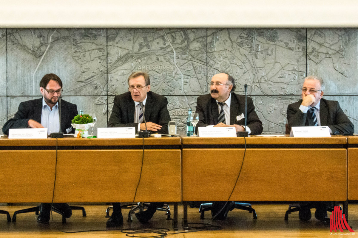 (v.l.:) Alexander von Dippel, Jochen Köhnke, Dr. Ömer Lütfü Yavuz und Kenan Kolat. (Foto: cb)