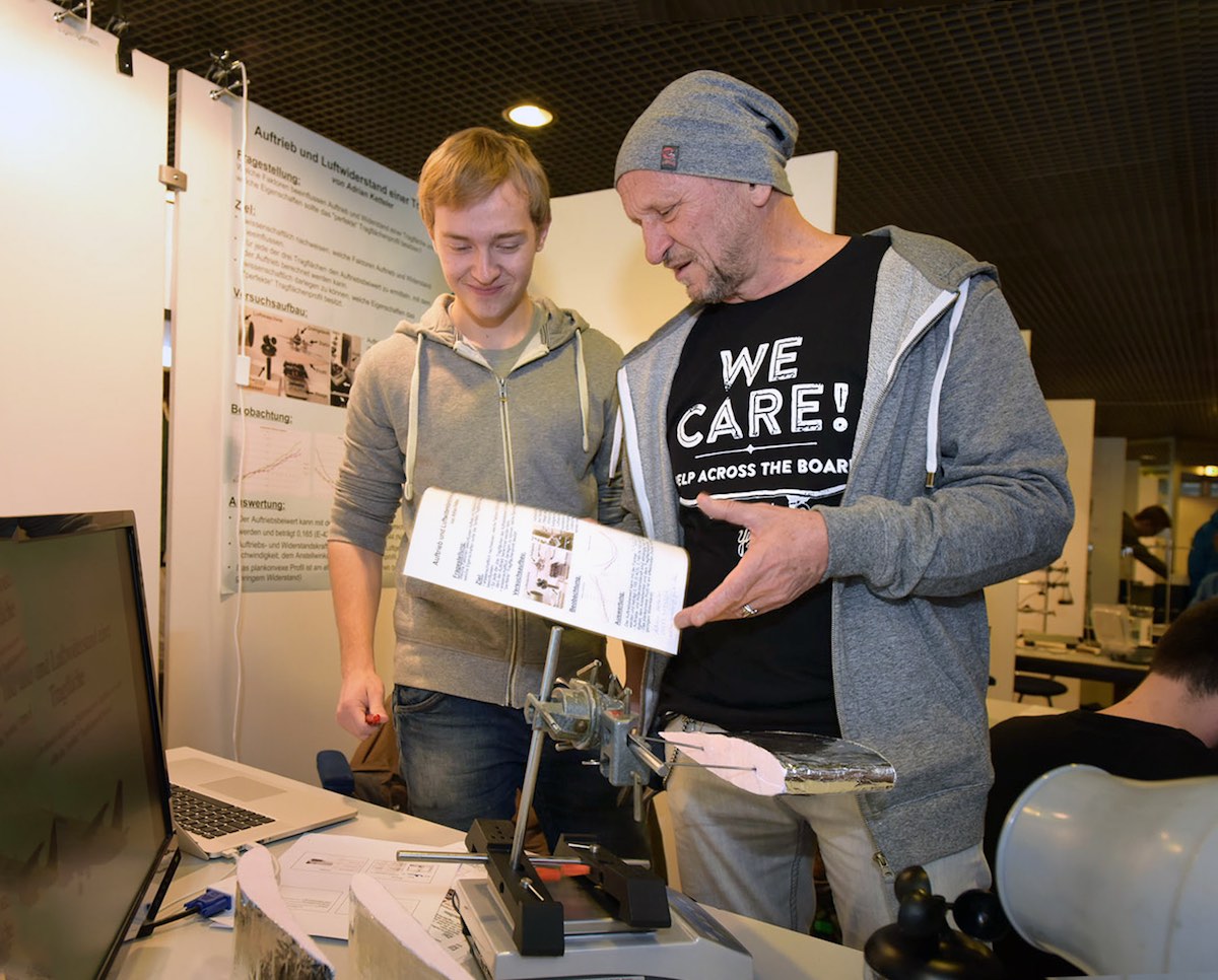 Titus Dittmann (r.), Schirmherr des 30. IHK-Regionalwettbewerbs „Jugend forscht“ am 18. und 19. Februar 2016. (Foto: IHK)