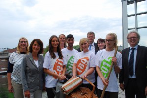 Foto: (v.l.) Nicole Lau (FreiwilligenAgentur), Gerlind Griese (BASF),  Alicia Tibbe (Azubi Stadt Münster), Martina Kreimann  (FreiwilligenAgentur), Koussai Hassan (Azubi Stadtwerke), Marleen Lewe  (Azubi BASF), Michael Willamoswski (Stadt Münster), Vanesse Weber  (Stadtwerke), Lea Rüschenschmidt (Azubi Sparkasse), Klaus Bakenecker  (Sparkasse). (Pressebild)