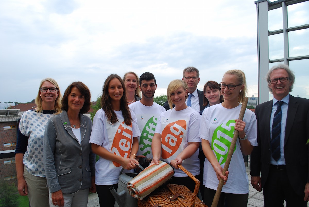 Foto: (v.l.) Nicole Lau (FreiwilligenAgentur), Gerlind Griese (BASF), Alicia Tibbe (Azubi Stadt Münster), Martina Kreimann (FreiwilligenAgentur), Koussai Hassan (Azubi Stadtwerke), Marleen Lewe (Azubi BASF), Michael Willamoswski (Stadt Münster), Vanesse Weber (Stadtwerke), Lea Rüschenschmidt (Azubi Sparkasse), Klaus Bakenecker (Sparkasse). (Pressebild)