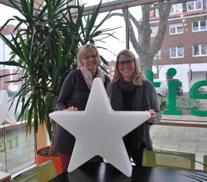 Kirsten Wegener-Bücker (li.) und Nicole Lau aus dem Team der FreiwilligenAgentur Münster machen sich stark für Engagement in der Weihnachtszeit. (Foto: Pressebild)  