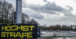 Der Schlossplatz, der Ort, an dem der Rosenmontagszug sonst startet, war am Mittag menschenleer. Eine Höchststrafe für Karnevalsprinz Bernard? (Foto: nn)