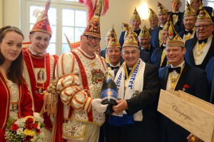 Als Dank für die traditionelle Gastfreundschaft erhielt Bischof Genn den Orden der aktuellen Session sowie eine Flasche Champagner. (Foto: pbm)