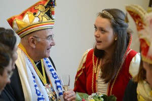 Bischof Genn im Gespräch mit Jugend-Prinzessin Jule I. (Foto: pbm)