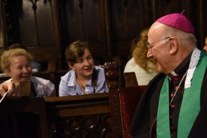 Bischof Genn im Gespräch mit jugendlichen Pilgern. (Foto: Michael Bönte /Kirche + Leben)