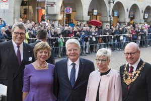 Vor dem Rathaus: (v.l.) Von links: WWL-Vorsitzender Dr. Reinhard Zinkann, Daniela Schadt und Bundespräsident Gauck, NRW-Landtagspräsidentin Carina Gödecke und Oberbürgermeister Markus Lewe. (Foto: WWL)