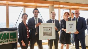 Guido Hilchenbach, Anke Holste und Dr. Mathias Kleuker (v. r.) freuen sich über die Auszeichnung der Initiative "Gesunde Unternehmen", übergeben durch Katja Weigand und Steffen Klink (links im Bild). (Foto: LVM)