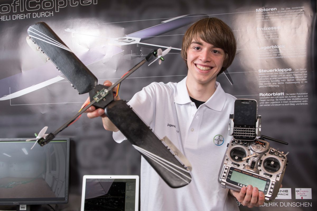 Frederik Dunschen von der Friedensschule belegt beim 52. Landeswettbewerb von Jugend forscht in Leverkusen mit seinem roflCopter den ersten Platz in der Kategorie Technik. (Foto: Beyer AG)