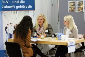 130 Unternehmen präsentierten ihre Ausbildungsplätze beim IHK-Azubi-Speed-Dating und führten mit Bewerbern erste Gespräche. (Foto: IHK)