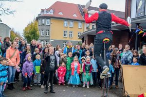 Davidci vom Zirkustheater StandArt eröffnete das KinderFilmFest vor dem Schlosstheater. (Foto: Pressefoto)