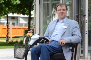 Dr. Theo van Gelder rollt als Seelsorger mit seinem E-Mobil über die Flure des Franziskus-Hospitals. (Foto: Bischöfliche Pressestelle / Ladermann)