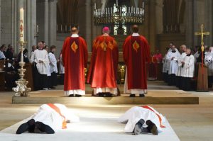 Zum Zeichen der Hingabe an Gott legten sich die beiden Weihekandidaten auf den Boden des St.-Paulus-Domes. (Foto: Bischöfliche Pressestelle / Gudrun Niewöhner)