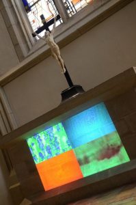 Die liturgischen Farben stehen im Mittelpunkt einer Videoinstallation der Künstlerin Jinuk Choi im Dom. (Foto: Bistum Münster / Ladermann)