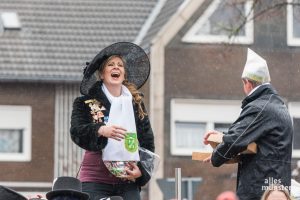 Die Amelsbürener Lady Carneval beim Karnevalsumzug. (Foto: Carsten Pöhler)