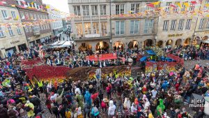 Münsters Narren bei der Ankunft des Prinzenwagens an Rosenmontag auf dem Prinzipalmarkt. (Foto: Thomas M. Weber)