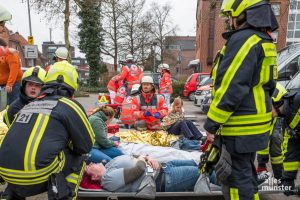 An der Stadthalle Hiltrup trainieren Retter den Ernstfall. (Foto: Carsten Pöhler)