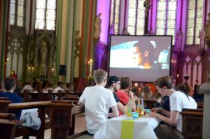 72 Stunden lang bot die Pfarrei Heilig Kreuz in Münster die Gelegenheit, beim Kreuzkirchenkino über Freundschaft nachzudenken. (Foto: Bischöfliche Pressestelle / Ann-Christin Ladermann)