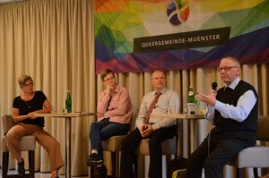  „(Wie lange noch) Kann Kirche Segen verweigern?“ - darüber diskutierten Anke Papenkort (Theologin Aidshilfe Münster), Pastoralreferentin Elisabeth Frenke, Dr. Andreas Merschmeier (Jurist und Mitglied bei „Homosexuelle und Kirche“) und Weihbischof em. Dieter Geerlings bei der Veranstaltung der Queergemeinde Münster am Donnerstagabend im Pfarrheim St. Josef Münster Süd. (Foto: Bischöfliche Pressestelle / Jule Geppert)