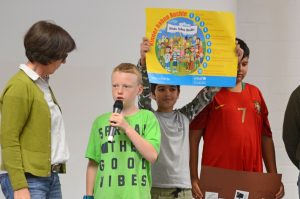 Zwei Schüler stellen im Gespräch mit Schulleiterin Andrea Müting (links) ihr geplantes Projekt zum Thema Kinderrechte vor. (Foto: Bischöfliche Pressestelle/Ann-Christin Ladermann)