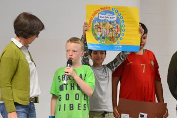 Zwei Schüler stellen im Gespräch mit Schulleiterin Andrea Müting (links) ihr geplantes Projekt zum Thema Kinderrechte vor. (Foto: Bischöfliche Pressestelle/Ann-Christin Ladermann)