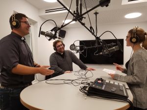 Redakteurin Ann-Christin Ladermann spricht mit Ralf Meyer (links) und Christoph Hendrix über deren Podcast „Taufbolde“. (Foto: Bischöfliche Pressestelle / Martin Wißmann)