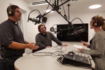 Redakteurin Ann-Christin Ladermann spricht mit Ralf Meyer (links) und Christoph Hendrix über deren Podcast „Taufbolde“. (Foto: Bischöfliche Pressestelle / Martin Wißmann)