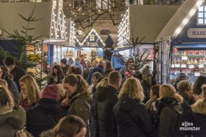 Solch ein Gedränge, wie hier im letzten Jahr auf dem „Lichtermarkt“ an St. Lamberti, wird es dieses Jahr sicher nicht auf Münsters Weihnachtsmärkten geben. (Archivbild: Carsten Pöhler)