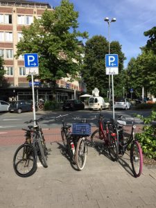 Damit die E-Scooter nicht "wild" geparkt werden, hat die Stadt Münster eigene Parkmöglichkeiten eingerichtet. Doch nicht immer werden diese freigehalten. (Foto: Steffen Schmidt)