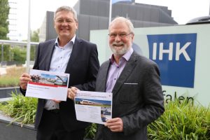 Freuen sich über die Fahrplanverbesserungen im Schienenfernverkehr: IHK-Geschäftsbereichsleiter Joachim Brendel (l.) und Georg Hundt, Bahnexperte im IHK-Verkehrsausschuss und Betreiber der Radstation am Hauptbahnhof Münster.