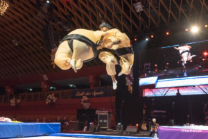 Ein beliebter Programmpunkt: die fliegenden „Sumo-Boys“. (Foto: Carsten Pöhler)