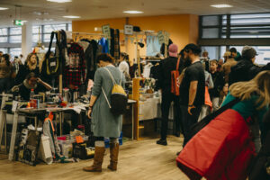 Der nächste Besitzerwechsel-Flohmarkt findet am 4.2.24 in der Mensa am Ring statt. (Foto: Anna Biskupic)