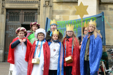 Engagiert zogen die Sternsinger im Stadtdekanat Münster von Haus zu Haus – und sammelten auch vor der St.-Lamberti-Kirche für Kinder in Not. (Foto: Bischöfliche Pressestelle/Ann-Christin Ladermann)