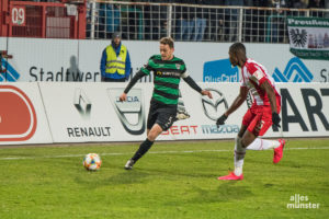 Der Würzburger Spieler Leroy Kwadwo (re.), hier im Zweikampf mit SCP-Spieler Julian Schauerte. (Foto: Carsten Pöhler)