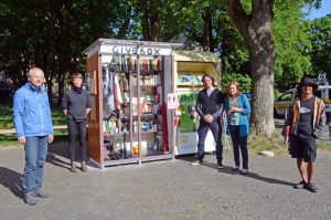 Freuen sich über die fertiggestellte und gut frequentierte Give-Box (v.l.): Ulrich Orschel (Verwaltungsreferent), Nicol Froning (Helferin), René Radke (Schlosser), Margarete Schylek (Pastoralassistentin) und Jorge Hidalgo (Künstler). (Foto: Bischöfliche Pressestelle/Ann-Christin Ladermann)