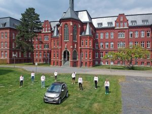 Die Abiturientinnen und Abiturienten des Gymnasiums St. Mauritz in Münster freuen sich über die Möglichkeit, ihren Abschluss gemeinsam feiern zu können. (Foto: Gymnasium St. Mauritz)