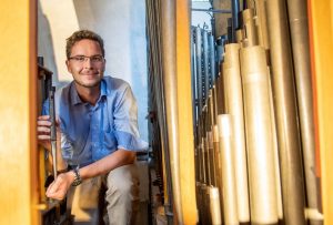 Niklas Piel im Inneren der Orgel in der St.-Mauritz-Kirche: Der 23-Jährige erklärt in Kurzvideos, wie das Instrument funktioniert. (Foto: Bischöfliche Pressestelle, Ann-Christin Ladermann)