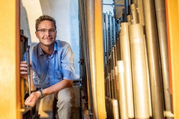 Niklas Piel im Inneren der Orgel in der St.-Mauritz-Kirche: Der 23-Jährige erklärt in Kurzvideos, wie das Instrument funktioniert. (Foto: Bischöfliche Pressestelle/ Ann-Christin Ladermann)