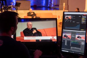 In der Jugendkirche in Münster stellte sich Bischof Genn per Livestream den Fragen der Jugendlichen. (Foto: Bischöfliche Pressestelle/ Ann-Christin Ladermann