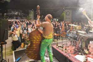 Schon nach wenigen Sekunden stand das komplette Publikum. (Foto: Carsten Pöhler)