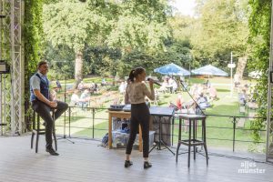 Markus und Stefanie Sparfeldt vor spätsommerlichen Biergartenkulisse im Schlossgarten. (Foto: Carsten Pöhler)