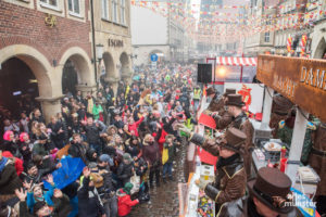 Münsters Narren feiern ausgelassen Rosenmontag auf dem Prinzipalmarkt. (Foto: Carsten Pöhler)